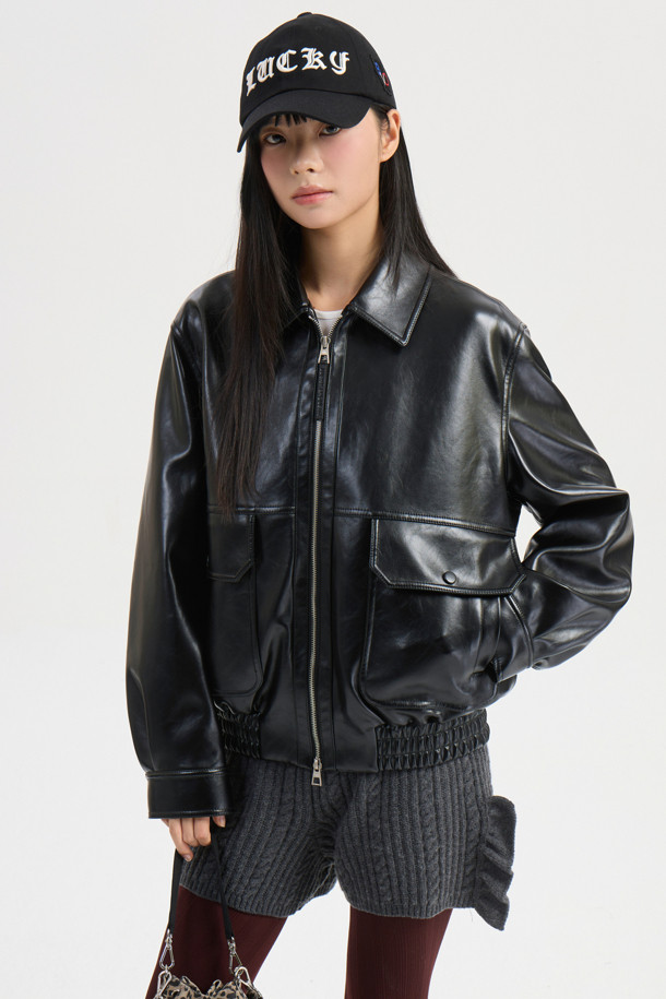 페이크 레더 카라 점퍼 (블랙)는 가을, 겨울 시즌에 어울리는 여성용 아우터입니다. 캐주얼, 스트릿 스타일을 연출하기 좋으며, 넉넉한 레귤러핏으로 편안하게 착용할 수 있습니다. 블랙 컬러의 무지 디자인에, 인조가죽 소재와 두꺼운 두께감으로 따뜻함을 더했습니다. 칼라 디테일, 지퍼 슬라이더 장식, 가슴 포켓, 스냅 버튼, 밑단 밴딩, 럭키 로고 안감 등 다양한 특징을 갖춘 블루종 스타일의 점퍼입니다. 겨울 데일리룩, 쇼핑룩, 모임룩에 활용하기 좋은 아이템입니다.
