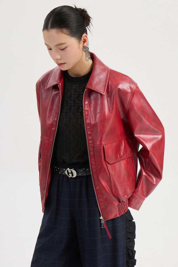 페이크 레더 카라 점퍼 (레드)는 캐주얼, 스트릿 스타일을 즐기는 여성들을 위한 크롭 기장의 인조 가죽 점퍼입니다. 봄, 가을에 적합하며, 부드러운 촉감의 소재로 제작되어 편안하게 착용할 수 있습니다. 지퍼형 여밈 방식에 밑단 이밴드 블루종 디자인으로 활동성을 높였으며, 워시드 가공과 래키 (LUCKY) 로고 안감, 가슴 포켓 스냅 디테일이 특징입니다. 데이트룩, 쇼핑룩 등 다양한 TPO에 맞춰 미니멀한 스타일링을 연출해보세요. 루즈핏으로 편안하면서도 멋스러운 핏을 선사합니다.
