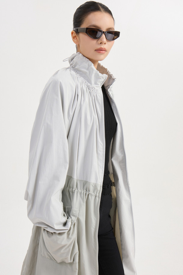 볼륨 포켓 롱 점퍼 (라이트 그레이)는 캐주얼, 스트릿, 미니멀 스타일을 즐겨 입는 여성 고객을 위한 아이템입니다. 가볍고 부드러운 나일론 소재로 제작되어 봄, 가을 간절기에 적합하며, 얇은 두께감으로 편안한 착용감을 선사합니다. 롱 기장과 루즈핏으로 체형 커버에 효과적이며, 볼륨감 있는 포켓 디자인과 넥, 허리 밑단 셔링 디테일이 돋보입니다. 지퍼 여밈 방식으로 간편하게 착용 가능하며, 동네 마실룩, 산책룩 등 일상적인 활동에 스타일리시함을 더해줍니다. 원피스 같은 실루엣으로 여성스러움을 강조하며 다양한 룩에 활용하기 좋습니다.
