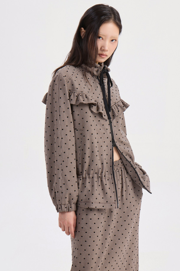 **[Re-Order] 프릴 디테일 체크 점퍼**

러블리함과 캐주얼 무드를 동시에 연출하는 여성 점퍼입니다. 가을, 겨울 시즌에 어울리는 두꺼운 두께감의 플리스 소재로 제작되어 부드러운 촉감을 선사합니다. 체크 패턴과 허리 스트링, 벌룬 핏으로 사랑스러운 분위기를 더하며, 투웨이 지퍼와 긴 소매, 프릴 디테일이 돋보입니다. 안감에는 LUCKY 로고 패턴과 솔리드 소매 안감을 사용하여 포인트를 주었습니다. 데이트룩, 산책룩 등 다양한 일상 스타일을 연출해보세요.
