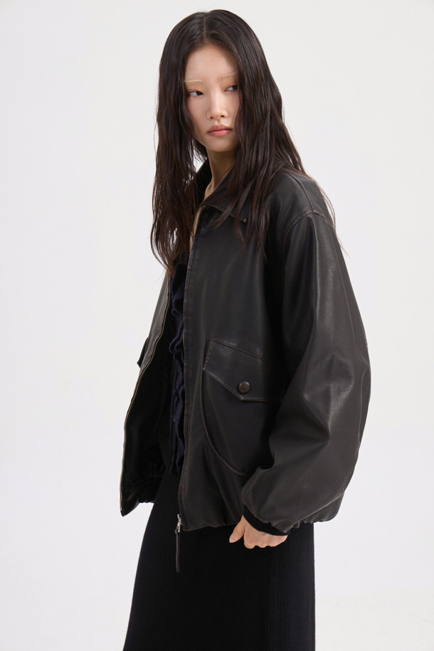 다크 브라운 컬러의 워싱 페이크 레더 카라 점퍼입니다. 힙 기장의 오버핏 블루종 스타일로, 가을과 겨울에 따뜻하게 착용할 수 있습니다. 겉감은 인조가죽 소재이며, 두꺼운 두께감과 패딩 안감으로 보온성을 높였습니다. 지퍼 여밈 방식과 아웃포켓 디테일, 밴딩 마감으로 활동성을 더했습니다. 데이트룩, 모임룩, 캐주얼 및 미니멀 스타일링에 모두 잘 어울립니다.
