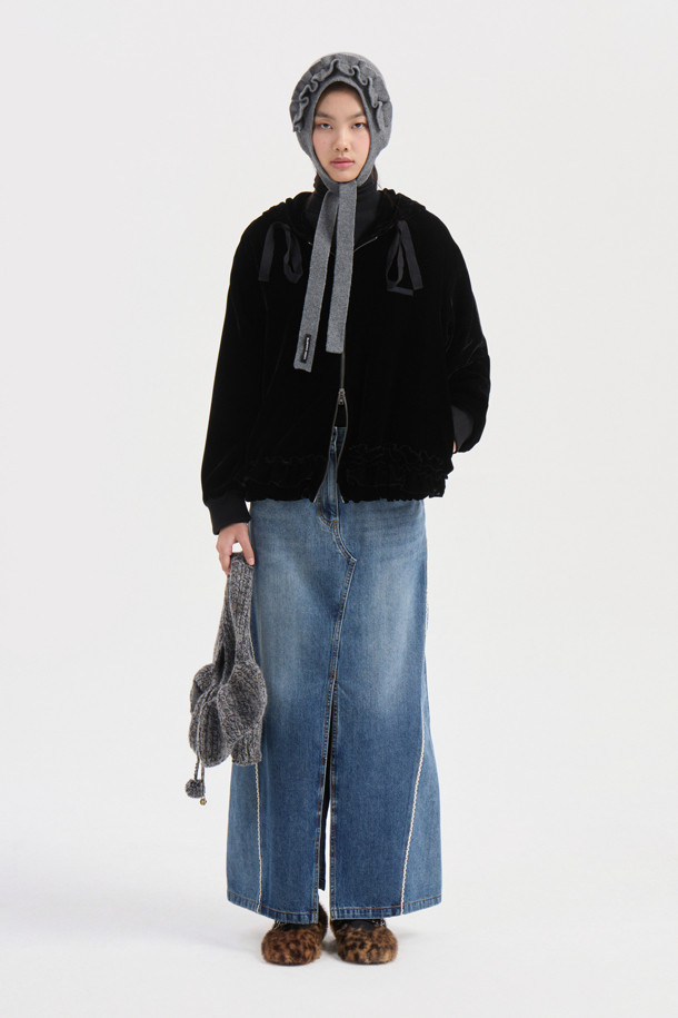 벨벳 프릴 후드 점퍼 (블랙)는 페미닌하고 유니크한 스타일을 연출하는 여성용 점퍼입니다. 부드러운 벨벳 소재에 두꺼운 두께감으로 따뜻함을 더하고, 프릴 디테일과 언밸런스 밑단으로 포인트를 더했습니다. 후드 디자인과 긴 소매, 집업 여밈 방식으로 편안하게 착용 가능하며, 로고 패턴 안감과 자수 와펜 장식이 고급스러움을 더합니다. 데이트룩, 모임룩 등 특별한 날, 또는 클래식, 미니멀, 로맨틱한 스타일을 연출하고 싶을 때 적합합니다.
