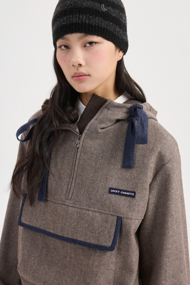 헤링본 후드 아노락 점퍼는 따뜻한 울 소재로 제작되어 겨울철에도 포근함을 선사합니다. 클래식한 헤링본 패턴에 스탠다드 핏으로, 유행을 타지 않는 스타일을 연출합니다. 후드 스트링 디테일과 엠블럼 슬라이더, 레터링 와펜으로 디자인의 완성도를 높였습니다. 리본 연출이 가능한 후드로 다양한 스타일을 소화할 수 있으며, 캐주얼하고 미니멀한 룩을 완성하기 좋습니다. 브라운 컬러의 집업 방식 아노락 점퍼로, 일상에서 편안하게 착용할 수 있습니다.
