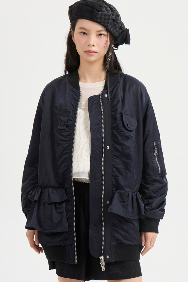 [Re-Order] [아뜰리에] 러플 디테일 하프 점퍼 (다크 네이비)는 산책룩과 봄 소풍룩에 어울리는 여성용 아우터입니다. 다크 네이비 컬러의 무지 디자인으로, 캐주얼, 미니멀, 클래식 스타일을 연출하기 좋습니다. 부드러운 촉감의 나일론 소재로 제작되었으며, 힙 기장의 코쿤핏으로 편안하게 착용할 수 있습니다. 지퍼형 여밈 방식에 긴 소매, 블루종 코트 타입으로 디자인되었으며, 러플 디테일, 파카링 봉제, 미니 포켓, 플라켓 디자인, 은은한 광택감이 특징입니다. 봄, 가을 시즌에 활용하기 좋은 보통 두께의 점퍼입니다.
