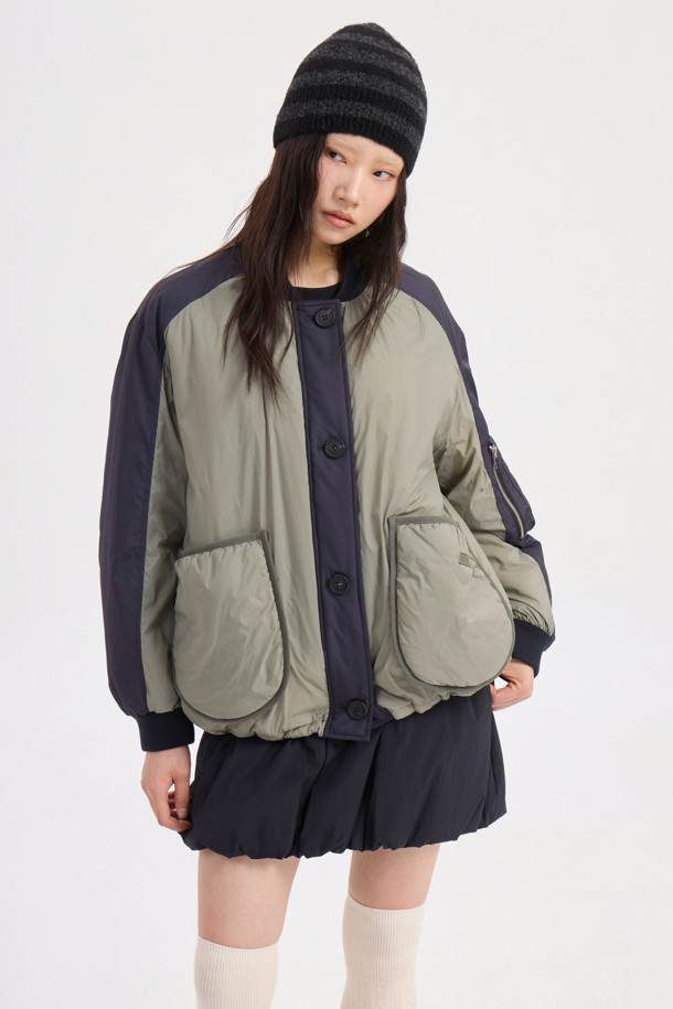 카키 컬러의 볼륨 패딩 점퍼입니다. 가을, 겨울 시즌 여성 의류로, 가볍고 부드러운 나일론 소재를 사용하여 편안한 착용감을 선사합니다. 오버핏 디자인에 볼륨감 있는 실루엣이 특징이며, 니트 시보리 디테일과 셔링 포켓으로 포인트를 더했습니다. 캐주얼 및 미니멀 스타일을 즐겨 입는 분들께 산책룩으로 추천하는 제품입니다. 버튼 여밈 방식의 크롭 기장으로 세련된 핏을 연출합니다.
