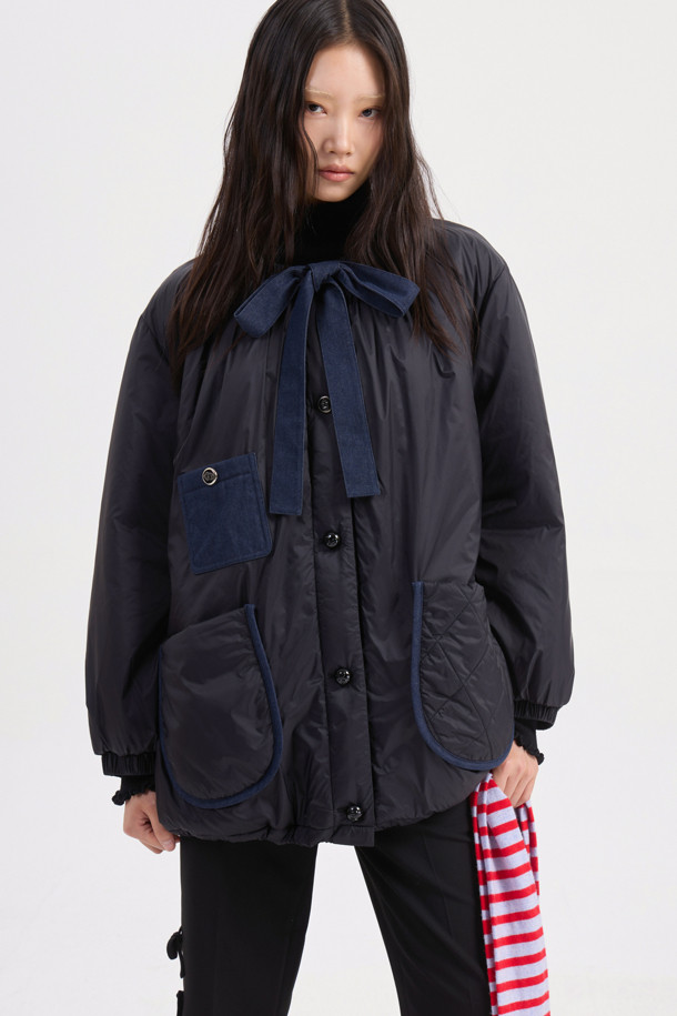 라운드 넥 패딩 점퍼 (블랙)는 겨울철 여성의 스타일을 책임질 아우터입니다. 페미닌하고 캐주얼한 무드를 동시에 연출하며, 셔링과 턱 디테일, 데님 배색 포켓, 끈 디테일이 돋보입니다. 넉넉한 루즈핏과 볼륨감 있는 실루엣으로 편안하면서도 세련된 스타일을 완성합니다. 부드러운 경량 소재에 두꺼운 두께감으로 따뜻함을 더하며, 긴 소매와 버튼 여밈 방식으로 보온성을 높였습니다. 미니멀, 로맨틱 스타일을 즐기는 분들께 추천합니다.
