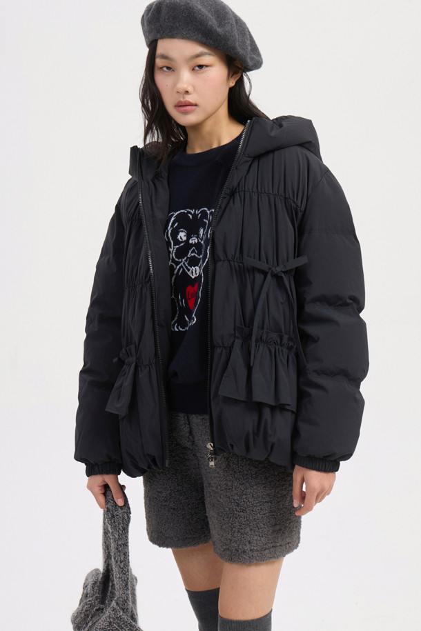 블랙 색상의 리본 후디 다운 점퍼는 페미닌하고 발랄한 무드를 연출합니다. 셔링 디테일과 프릴 단, 리본 장식이 여성스러운 포인트를 더하며, 볼륨감 있는 후드 디자인으로 사랑스러운 분위기를 선사합니다. 넉넉한 두께감과 유연한 촉감의 나일론, 스판 혼방 소재로 제작되어 편안한 착용감을 제공하며, 투웨이 지퍼와 긴 소매 기장으로 활동성을 높였습니다. 샤이니한 안감은 고급스러움을 더하며, 데이트룩, 모임룩, 클래식, 미니멀, 로맨틱 스타일을 즐겨 입는 여성분들께 추천합니다.
