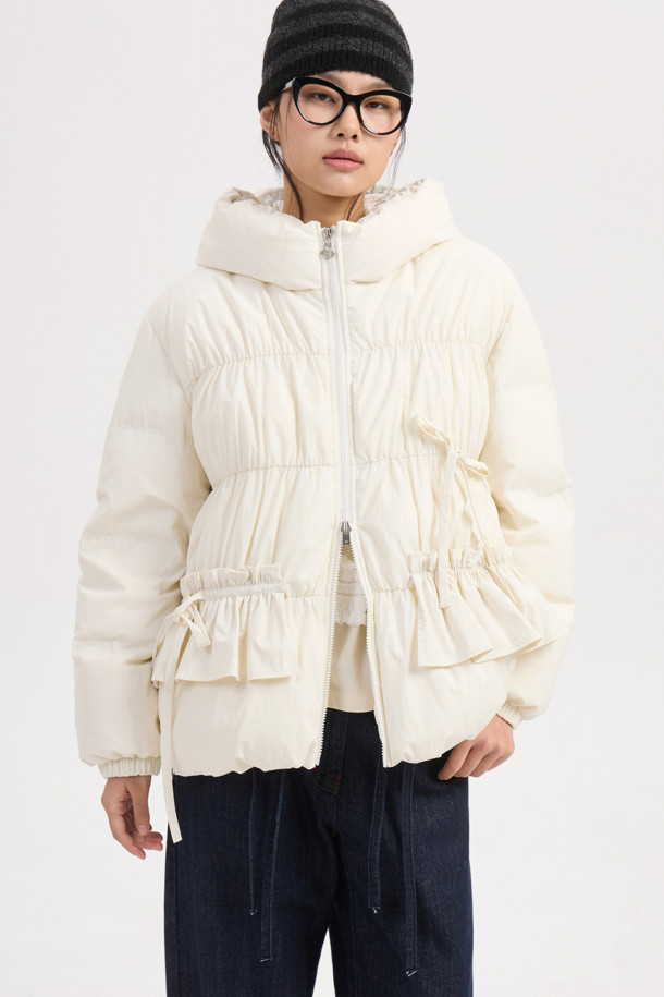 아이보리 컬러의 리본 후디 다운 점퍼는 페미닌하고 발랄한 무드를 연출합니다. 셔링, 프릴, 리본 디테일이 여성스러운 포인트를 더하며, 볼륨감 있는 후드와 샤이니한 안감으로 고급스러움을 더했습니다. 부드러운 촉감의 나일론, 스판 혼방 소재와 두꺼운 두께감으로 따뜻함을 선사하며, 투웨이 지퍼와 루즈핏 디자인으로 편안한 착용감을 제공합니다. 데이트룩, 모임룩, 미니멀, 클래식 스타일을 즐겨 입는 여성분들께 겨울철 필수 아이템입니다.
