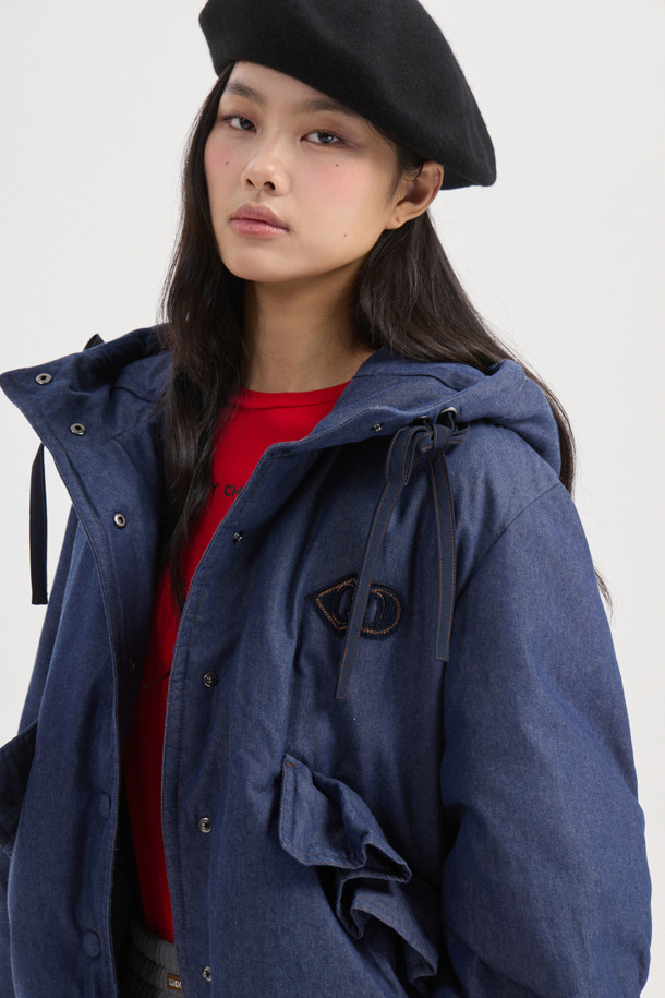 데님 구스다운 후디 점퍼 (블루)는 여성스러운 무드와 스포티한 스타일을 동시에 연출하는 아우터입니다. 두꺼운 데님 소재에 구스다운 충전재를 사용하여 보온성을 높였으며, 허리 아래 기장의 루즈핏으로 편안하게 착용할 수 있습니다. 소매는 니트 시보리로 마감하고 밑단에 밴딩을 더해 활동성을 더했습니다. 둥근 실루엣과 스트링 디테일이 돋보이는 겨울철 필수 아이템입니다. 스냅 여밈 방식으로 간편하게 착용 가능하며, 일상복으로 활용하기 좋습니다.
