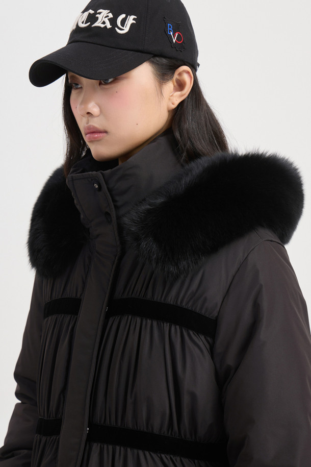 블랙 컬러의 폭스 퍼 트리밍 후드 다운 점퍼입니다. 여성스러운 페미닌 및 러블리 무드를 연출하며, 세미 A라인 핏으로 날씬한 실루엣을 선사합니다. 부드러운 구스다운 소재와 두꺼운 두께감으로 뛰어난 보온성을 제공하며, 탈부착 가능한 폭스 퍼 트리밍, 벨벳 리본 및 셔링 디테일이 고급스러움을 더합니다. 럭키 로고 패턴 안감과 긴 소매 기장, 집업 여밈 방식으로 편안한 착용감을 선사하며, 데이트룩, 모임룩, 연말 모임룩 등 다양한 TPO에 활용 가능합니다. 클래식, 로맨틱, 미니멀 스타일을 즐기는 여성분들께 추천합니다.
