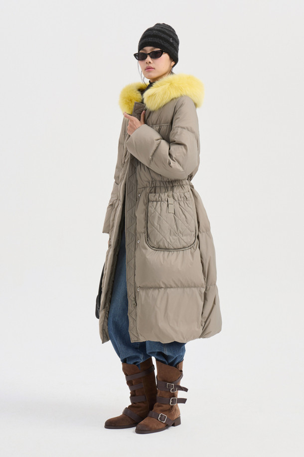 라이트 카키 색상의 폭스 퍼 후드 구스다운 코트는 겨울철 캐주얼 스타일을 완성하는 여성 아우터입니다. 탈부착 가능한 리얼 폭스퍼 후드가 고급스러운 분위기를 더하며, 허리와 밑단의 스트링 조절로 사이즈를 맞춤 조절할 수 있습니다. 겉감은 부드러운 촉감의 나일론 소재이며, 안감은 로고 패턴으로 포인트를 주었습니다. 맥시 기장의 두꺼운 구스다운 코트로 보온성을 높였으며, 지퍼와 스냅 여밈 방식으로 깔끔하게 착용 가능합니다. 여행룩, 캠핑룩 등 다양한 TPO에 미니멀, 클래식 스타일로 활용하기 좋습니다.
