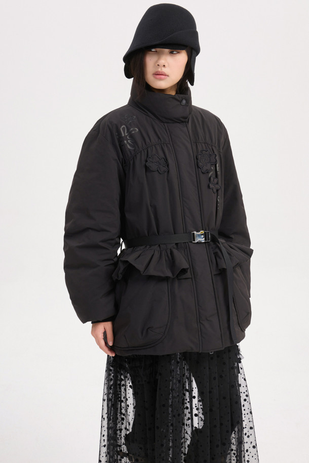 [Atelier] 옵션 벨트 다운 점퍼 (블랙)는 겨울철 여성의 우아함과 캐주얼함을 동시에 만족시키는 아우터입니다. 부드러운 나일론 소재와 두꺼운 두께감으로 따뜻함을 선사하며, 오버핏 디자인과 셔링, 패치워크, 러플 디테일이 페미닌한 무드를 더합니다. 옵션 벨트와 스트링 조절 기능으로 다양한 스타일 연출이 가능하며, 구스다운 충전재로 보온성을 극대화했습니다. 출근룩과 모임룩은 물론 미니멀, 클래식 스타일까지 소화 가능한 활용도 높은 벨티드 다운 점퍼입니다.
