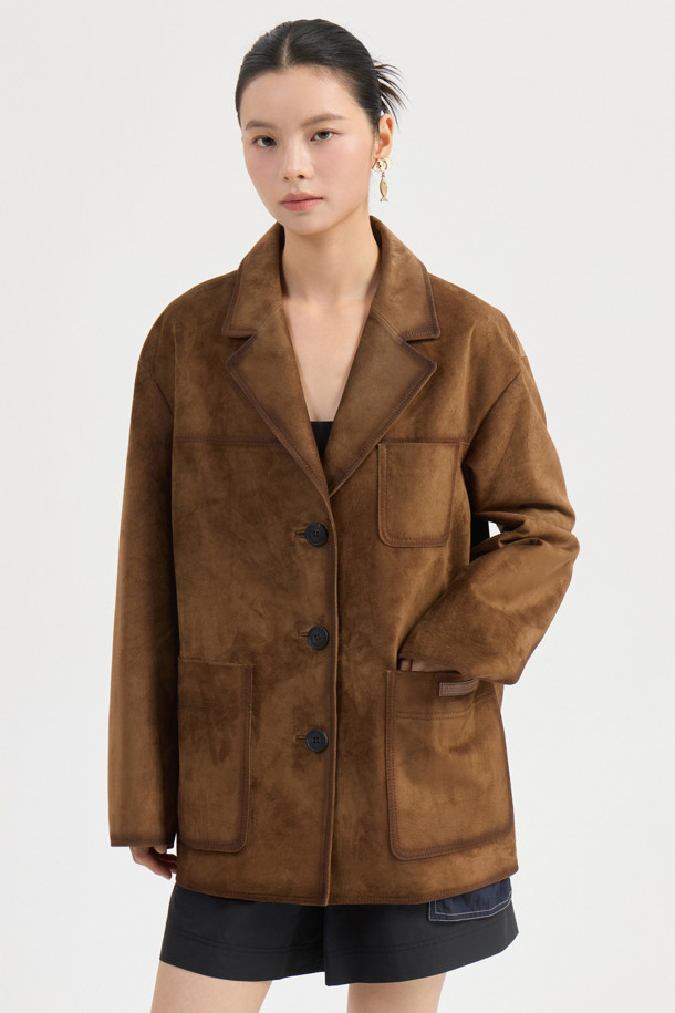 [Atelier] 리얼 스웨이드 레더 점퍼 (브라운)는 여성스러운 겨울 데일리룩, 모임룩, 데이트룩을 위한 완벽한 선택입니다. 부드러운 돈피 스웨이드 소재와 스탠다드핏으로 편안하면서도 클래식하고 캐주얼한 스타일을 연출합니다. 얇은 두께감과 드롭 숄더 디자인이 특징이며, ATELIER 로고 패턴 안감과 스티치 디테일이 고급스러움을 더합니다. 핸드 오일 브러쉬 포인트와 럭키슈에뜨 로고 와펜으로 포인트를 주어 미니멀하면서도 세련된 룩을 완성합니다. 힙 기장의 긴 소매 자켓으로 가을과 겨울, 당신의 스타일을 한층 끌어올려 보세요.
