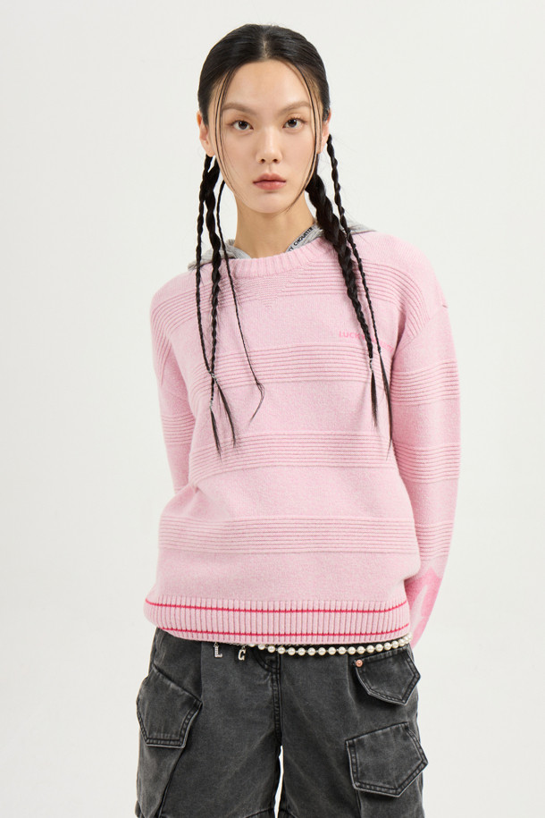 LUCKY CHOUETTE - 스웨터 - Sleeve Emblem Printed Kni Pullover (light pink)