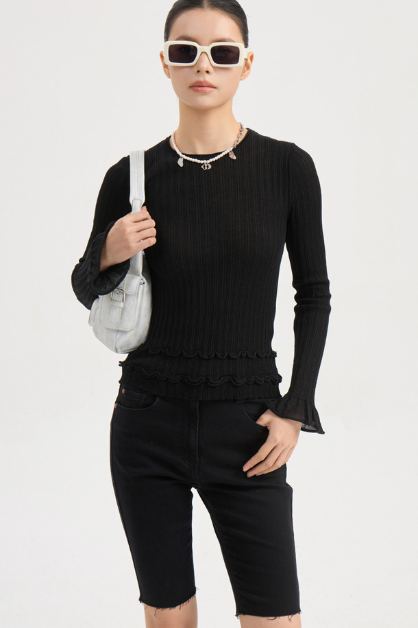 슬림 핏 립 니트 풀오버 (블랙)는 여성스러움을 강조하는 클래식하고 우아한 스타일의 니트입니다. 부드러운 울과 비스코스 혼방 소재로 제작되어 뛰어난 착용감을 선사하며 봄, 가을, 겨울에 활용하기 좋습니다. 라운드넥에 슬림핏으로 디자인되어 날씬한 실루엣을 연출하며, 소매 끝단 플레어 디자인과 배색 트리밍으로 포인트를 더했습니다. 일상, 데이트룩, 카페룩, 모임룩 등 다양한 TPO에 매치할 수 있으며, 이너 탑으로 활용하여 시크하고 미니멀한 스타일을 완성할 수 있습니다.
