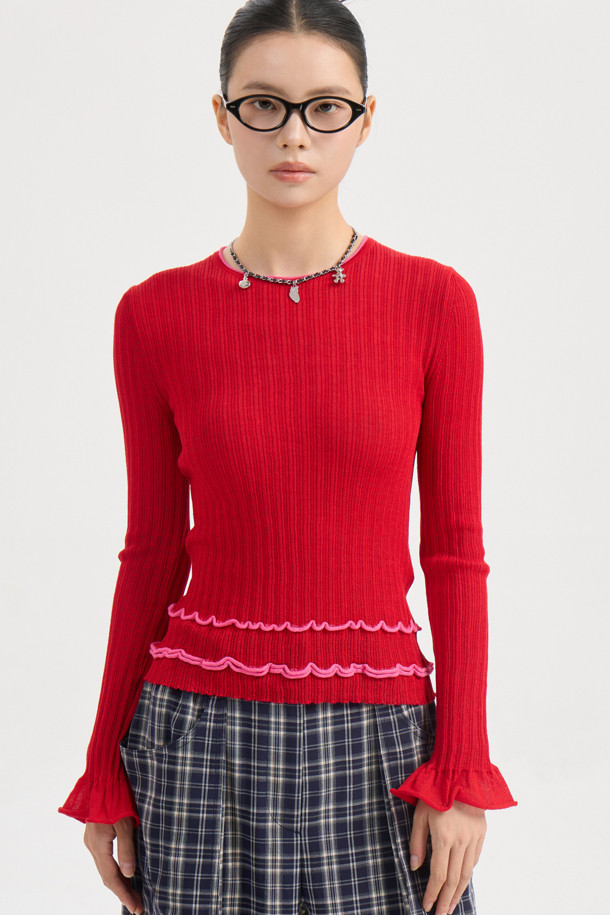 슬림핏 골지 니트 풀오버 (레드)는 가을과 겨울, 우아하고 클래식한 스타일을 연출하는 여성용 니트/스웨터입니다. 부드러운 울과 비스코스 혼방 소재로 제작되어 포근한 착용감을 선사하며, 슬림핏 라운드넥 디자인으로 세련된 실루엣을 강조합니다. 소매 끝단 플레어 디자인과 배색 트리밍 디테일이 돋보이며, 이너 탑과 함께 레이어드하여 다양한 스타일을 연출할 수 있습니다. 데이트룩, 카페룩, 겨울 데일리룩 등 다양한 TPO에 활용하기 좋으며, 미니멀하면서도 클래식한 무드를 완성해줍니다. 얇은 두께감으로 답답함 없이 편안하게 착용 가능합니다.
