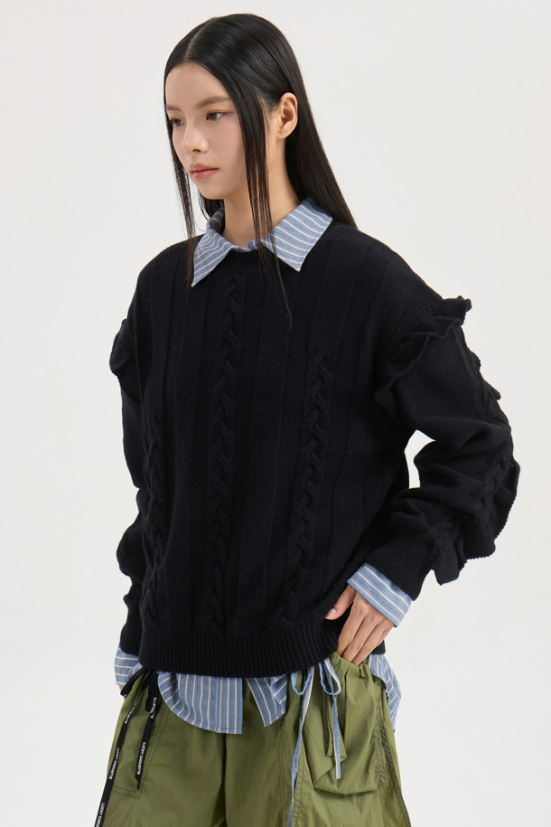 엔트리 케이블 니트 풀오버 (블랙)는 여성 의류로, 가을과 겨울에 따뜻하게 착용할 수 있는 상의입니다. 캐주얼하고 유니크한 스타일을 연출하며, 루즈핏의 라운드넥 디자인과 긴소매, 두꺼운 두께감으로 포근함을 더했습니다. 울 혼방 소재로 제작되어 부드러운 촉감을 느낄 수 있으며, 케이블 패턴과 프릴 디테일이 특징입니다. 겨울 데일리룩, 집콕룩, 동네 마실룩 등 다양한 TPO에 활용 가능하며, 니트 쇼츠와 함께 세트 착용하여 스타일리시하게 연출할 수 있습니다.
