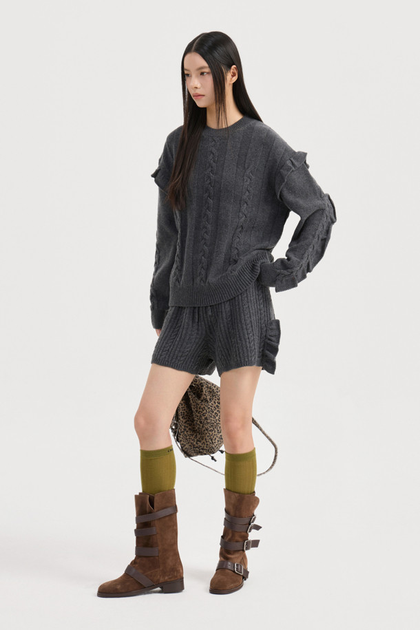 Entry 케이블 니트 풀오버 (멜란지 그레이)는 여성스러운 실루엣을 연출하는 울 혼방 소재의 두꺼운 케이블 니트 스웨터입니다. 멜란지 그레이 컬러에 라운드넥 디자인, 루즈핏으로 편안한 착용감을 선사하며, 긴 소매와 프릴 디테일이 특징입니다. 가을, 겨울 시즌 데이트룩, 카페룩, 데일리룩에 활용하기 좋으며, 니트 쇼츠와 세트 구성으로 더욱 유니크하게 연출할 수 있습니다. 캐주얼, 클래식, 미니멀 스타일을 즐겨 입는 분들께 추천합니다.
