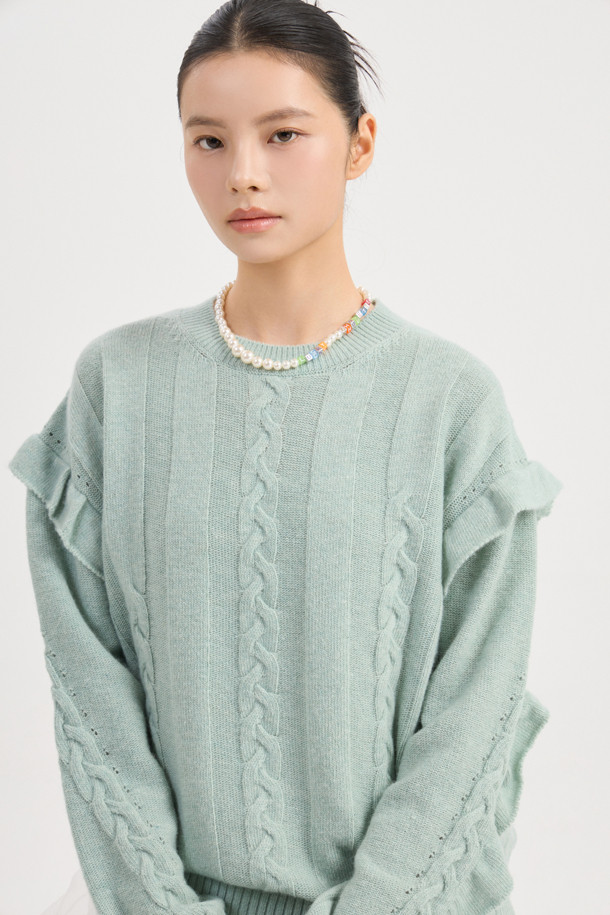 엔트리 케이블 니트 풀오버 (민트)는 부드러운 울 혼방 원사로 제작되어 포근한 착용감을 선사합니다. 라운드넥 디자인에 루즈핏으로 편안하게 착용 가능하며, 클래식하고 유니크한 분위기를 연출합니다. 케이블 패턴과 프릴 디테일이 돋보이며, 봄, 가을, 겨울 시즌에 활용하기 좋습니다. 데이트룩, 카페룩, 겨울 데일리룩 등 다양한 TPO에 어울리는 아이템으로, 니트 쇼츠와 세트 연출도 가능합니다. 미니멀, 클래식, 캐주얼 스타일을 즐겨 입는 여성분들께 추천합니다.
