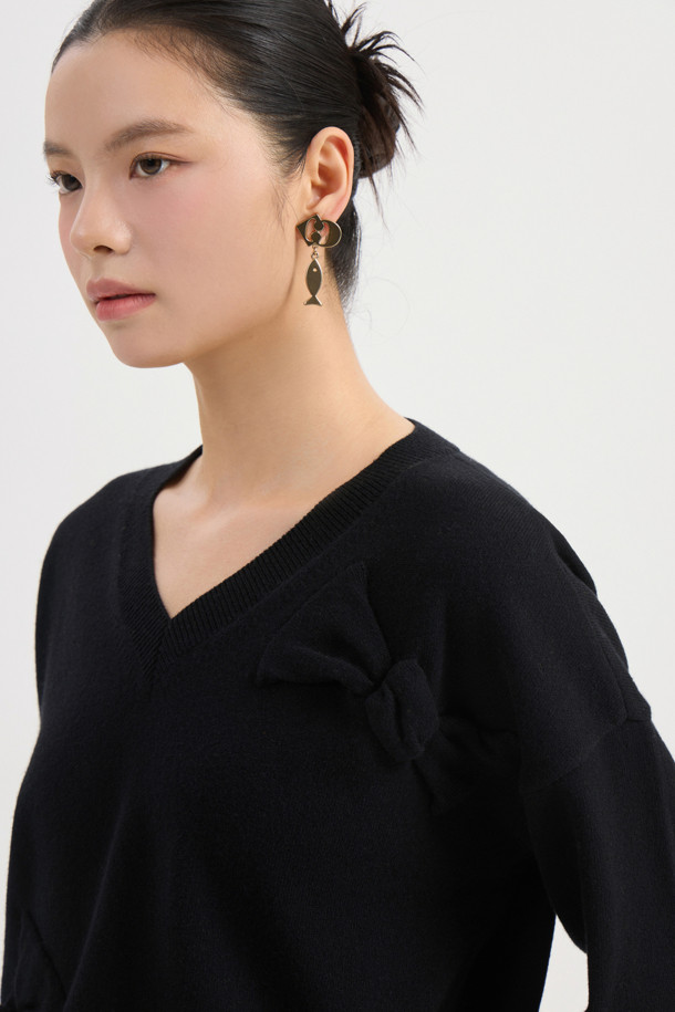 Ambo 리본 니트 풀오버 (블랙)는 여성용 상의로, 가을과 겨울에 따뜻하게 입을 수 있는 니트/스웨터입니다. 클래식과 캐주얼 스타일을 모두 소화하며, 넉넉한 오버핏과 V넥 디자인, 긴 소매가 특징입니다. 울과 면 혼방 소재로 제작되어 부드러운 촉감과 두꺼운 두께감으로 보온성을 높였습니다. 입체적인 니팅 리본 디테일이 돋보이며, 이너로 활용하거나 플레어 스커트와 함께 매치하여 데이트룩, 겨울 데일리룩, 모임룩 등 다양한 TPO에 맞춰 클래식, 캐주얼, 미니멀 스타일로 연출할 수 있습니다.
