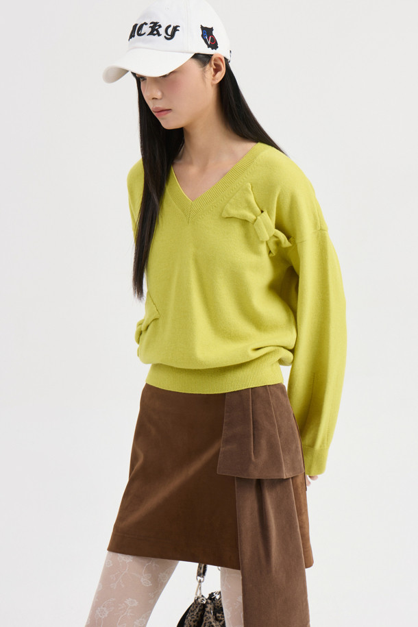 암보 리본 니트 풀오버 (라임)는 오버핏으로 제작되어 편안하면서도 유니크한 스타일을 연출합니다. 가을, 겨울 시즌에 어울리는 두꺼운 두께감과 부드러운 촉감의 울, 면 혼방 소재로 따뜻함을 선사합니다. 라운드넥 디자인에 볼륨감 있는 조직과 니팅 리본 디테일이 더해져 로맨틱하면서도 캐주얼한 무드를 자아냅니다. 데이트룩, 카페룩은 물론 겨울 데일리룩까지, 다양한 스타일을 소화하며 아우터 이너로도 활용 가능합니다. 플레어 스커트와 세트 구성으로 더욱 사랑스러운 룩을 완성할 수 있습니다.
