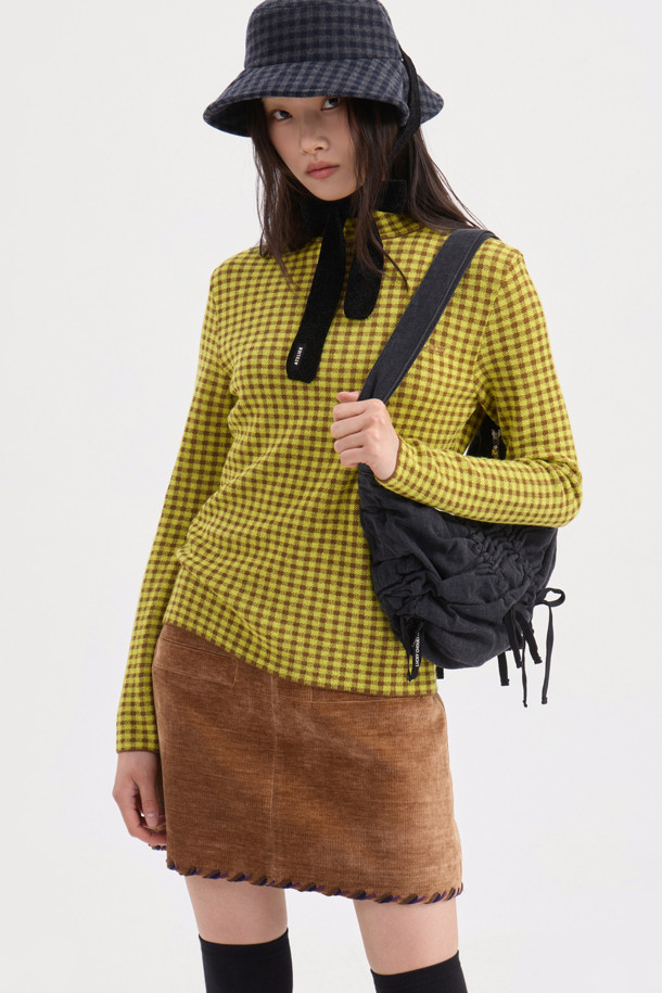 깅엄 체크 하이넥 니트 풀오버 (옐로우)는 캐주얼, 클래식, 미니멀 스타일을 즐기는 여성분을 위한 겨울, 가을용 상의입니다. 부드러운 울과 코튼 혼방 소재로 제작되어 포근하며, 두꺼운 두께감과 슬림핏으로 따뜻하고 세련된 실루엣을 연출합니다. 깅엄 체크 패턴과 하이넥 디자인이 특징이며, 뒷중심 싸개 단추 디테일과 왼쪽 가슴 로고 자수가 포인트입니다. 출근룩과 모임룩 모두 활용 가능한 이너용 아이템으로, 다양한 스타일링에 활용할 수 있습니다.
