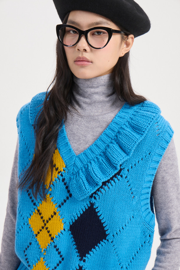 아르갈 프릴 니트 베스트 (블루)는 여성스러운 무드를 더해줄 캐주얼 스타일의 베스트입니다. 울 소재로 제작되어 가을, 겨울 시즌에 따뜻하게 착용할 수 있으며, 레귤러 핏과 스탠다드 기장으로 편안한 착용감을 선사합니다. 아가일 패턴과 프릴 디테일, 아일렛 조직이 더해져 디자인의 포인트를 더했으며, 라운드넥과 민소매 디자인으로 다양한 이너와 레이어드하여 데이트룩, 모임룩, 또는 미니멀한 스타일 연출에도 활용하기 좋습니다. 블루, 옐로우, 네이비 세 가지 컬러로 출시되어 취향에 맞는 색상을 선택할 수 있습니다. 부드러운 촉감으로 기분 좋은 착용감을 느끼실 수 있습니다.
