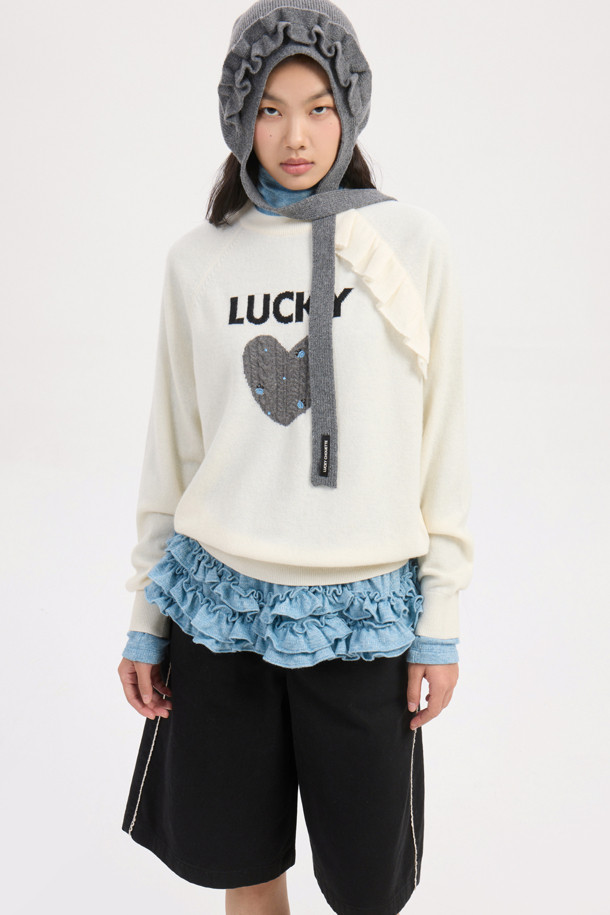 럭키 포인트 프릴 니트 풀오버 (아이보리)는 여성스러운 무드를 연출하는 상의입니다. 부드러운 울, 캐시미어, 나일론 혼방 소재로 제작되어 따뜻하고 포근한 착용감을 선사하며, 라운드넥과 래글런 소매 디자인으로 편안한 핏을 제공합니다. 특히, 프릴 디테일과 자수 장식이 더해져 로맨틱한 분위기를 강조하며, 케이블, 하트, 플라워 패턴이 돋보입니다. 데이트룩, 모임룩과 같은 특별한 날은 물론, 캐주얼 스타일로도 활용 가능하며, 가을, 겨울 시즌에 두꺼운 두께감으로 따뜻하게 입을 수 있습니다.
