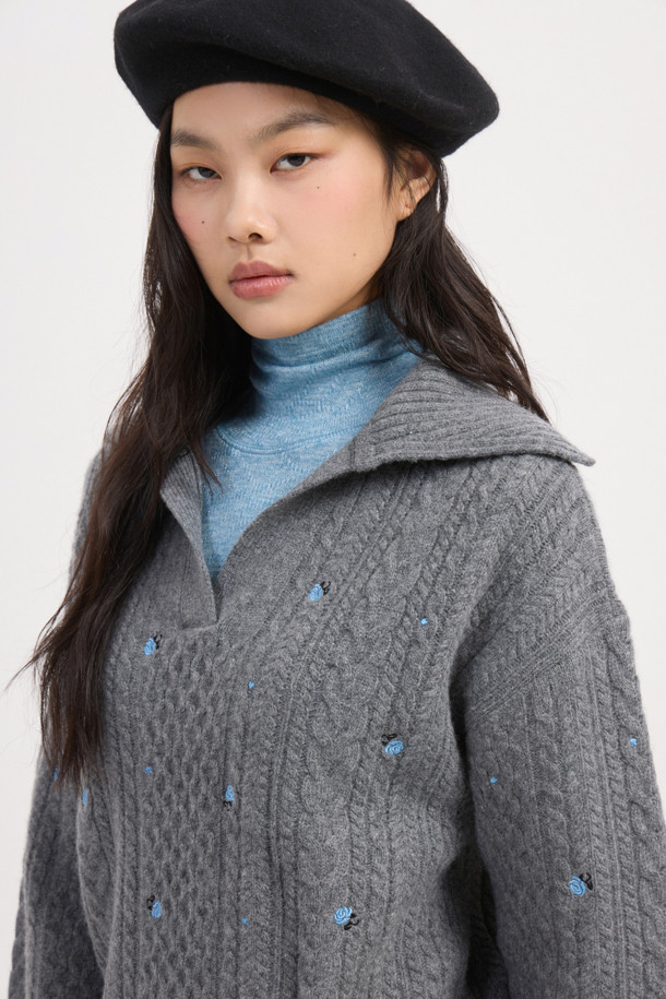 멜란지 그레이 컬러의 케이블 자수 카라 니트 풀오버입니다. 울, 캐시미어, 나일론 혼방 소재로 제작되어 부드러운 촉감과 두꺼운 두께감으로 따뜻하게 착용할 수 있습니다. 클래식한 무드와 루즈핏 디자인으로 편안하면서도 세련된 스타일을 연출하며, 노치넥과 긴 소매, 플라워 자수 디테일이 포인트입니다. 출근룩, 오피스룩, 모임룩 등 다양한 TPO에 활용 가능하며, 미니멀하고 클래식한 스타일을 선호하는 여성분들께 추천합니다.

