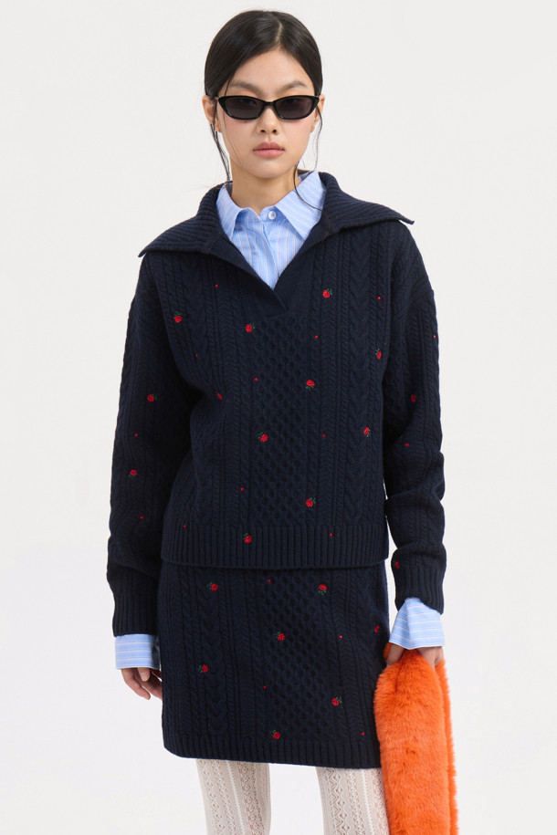 케이블 자수 카라 니트 풀오버 (다크 네이비)는 울, 캐시미어, 나일론 혼방 소재로 제작되어 부드러운 촉감과 뛰어난 보온성을 자랑하는 여성 니트입니다. 클래식한 무드와 루즈핏 디자인으로 편안하면서도 세련된 스타일을 연출하며, 가을, 겨울 시즌에 활용하기 좋습니다. 빅사이즈 카라와 플라워 모티브 자수 장식이 돋보이며, 노치넥 디자인으로 여성스러운 분위기를 더합니다. 데이트룩, 모임룩, 출근룩 등 다양한 TPO에 활용 가능한 아이템으로, 스커트와 함께 세련된 룩을 완성할 수 있습니다.
