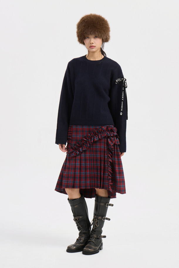 럭키 테이프 니트 풀오버 (다크 네이비)는 가을과 겨울, 페미닌하면서도 캐주얼한 무드를 연출하는 여성용 니트입니다. 울과 나일론 혼방 소재로 제작되어 포근한 촉감을 선사하며, 두꺼운 두께감으로 따뜻하게 착용할 수 있습니다. 크롭 기장의 루즈핏이며, 라운드넥 디자인에 아가일 & 로고 패턴이 적용되었습니다. 왼쪽 어깨 럭키 로고 테이프 디테일과 스카시 조직, 럭키 레터링이 포인트로, 모임룩, 캐주얼, 클래식, 미니멀 스타일 모두 소화 가능합니다. 긴 소매 기장으로 간절기부터 겨울까지 폭넓게 활용할 수 있습니다.
