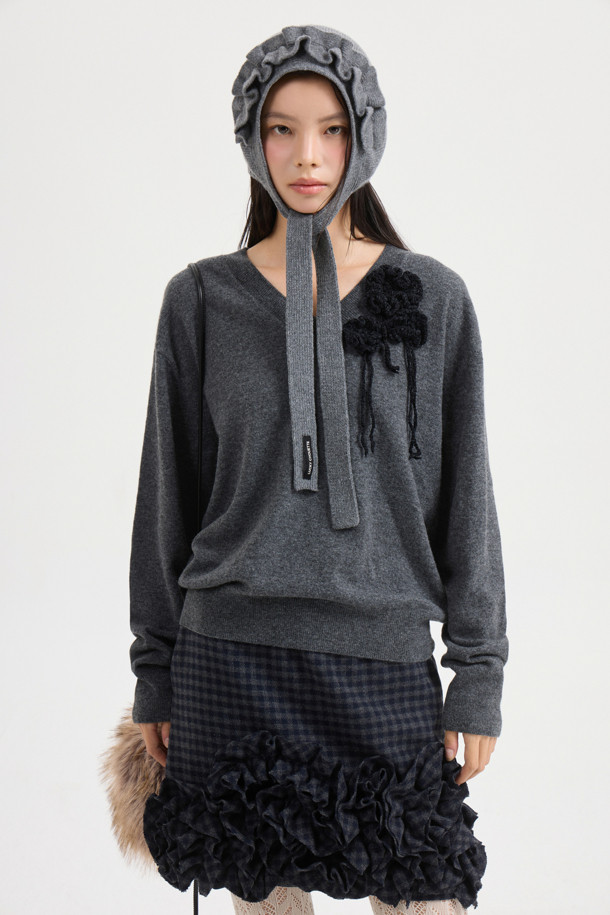 [Atelier] 플라워 모티브 V넥 니트 풀오버 (멜란지 그레이)는 가을, 겨울 시즌 여성들을 위한 상의입니다. 유니크하면서도 클래식한 스타일을 추구하며, 데이트룩, 모임룩, 겨울 데일리룩에 모두 잘 어울립니다. 부드러운 촉감의 울, 캐시미어, 나일론 혼방 소재로 제작되어 편안한 착용감을 선사합니다. V넥 디자인에 벨벳틴 원사 코르사쥬 장식이 포인트로 더해졌으며, 핸드메이드 디테일이 돋보이는 자연스러운 실루엣을 연출합니다. 
