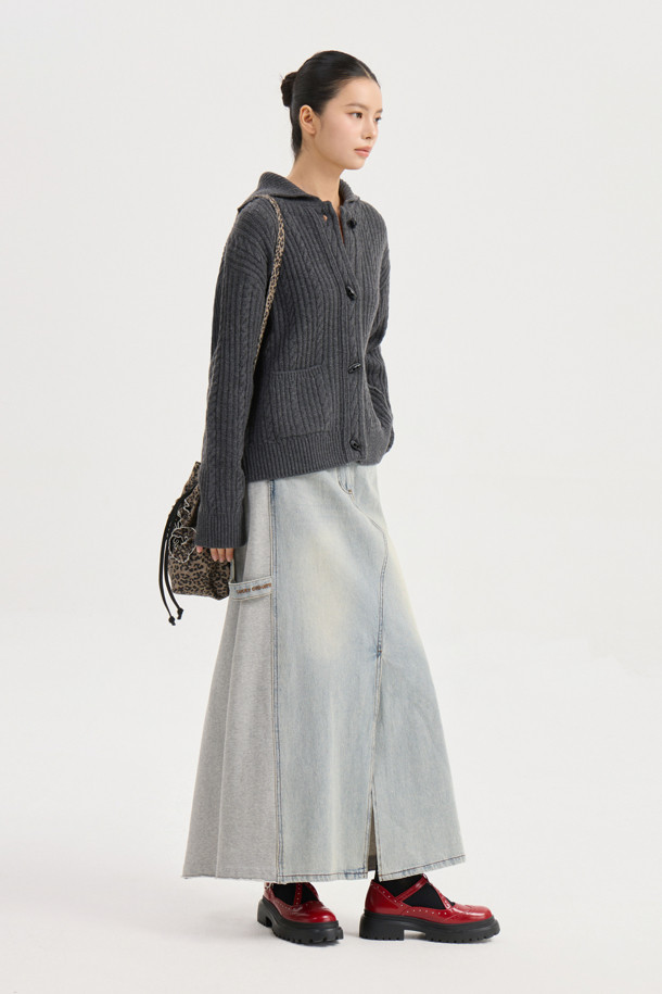 멜란지 그레이 컬러의 Entry 케이블 니트 가디건입니다. 부드러운 울 소재로 제작되어 가을, 겨울에 따뜻하게 착용할 수 있습니다. 클래식하고 캐주얼한 스타일을 모두 소화하며, 루즈핏과 브이넥 디자인으로 편안함을 더했습니다. 토글 단추 디테일과 럭키 로고, 스트라이프 느낌의 케이블 & 립 패턴 조직감이 특징입니다. 데이트룩, 카페룩, 겨울 데일리룩 등 다양한 TPO에 활용 가능하며, 스타일리시한 미니멀룩을 연출할 수 있습니다.
