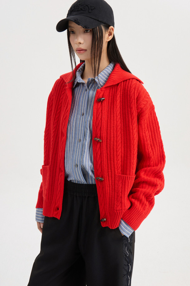 엔트리 케이블 니트 가디건 (레드)은 가을과 겨울 시즌, 클래식하고 캐주얼한 스타일을 연출하고 싶은 여성분들을 위한 아이템입니다. 부드러운 울 소재로 제작되어 포근한 착용감을 선사하며, 얇은 두께감으로 간절기에도 부담 없이 즐길 수 있습니다. 크롭 기장에 루즈핏으로 편안함을 더하고, 라운드넥과 립 조직 디테일, 로고 토글 단추, 스트라이프 느낌의 케이블 조직, 앞 중심 볼드한 케이블 조직이 특징입니다. 데일리룩, 카페룩, 모임룩 등 다양한 TPO에 매치하여 클래식, 캐주얼, 미니멀 스타일을 완성해보세요.
