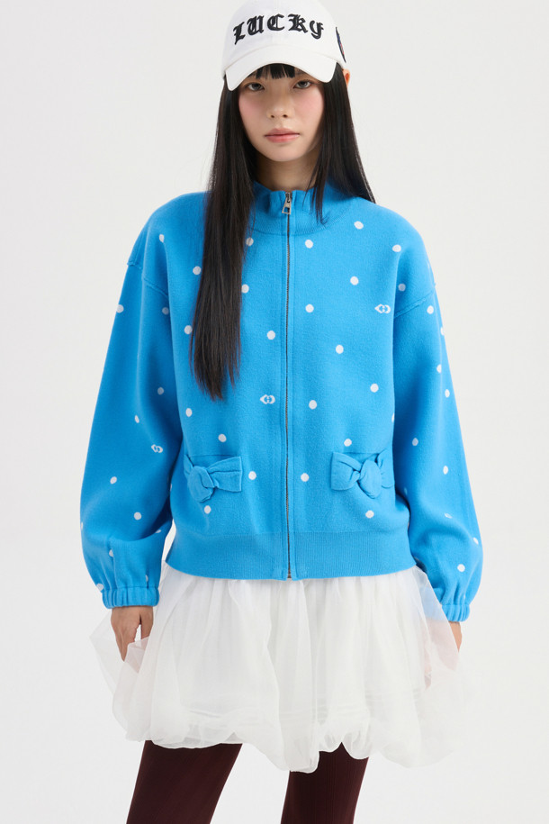 도트 집업 니트 가디건 (블루)은 캐주얼, 미니멀, 로맨틱 스타일을 즐기는 여성들을 위한 아이템입니다. 봄, 가을에 어울리는 이 니트 가디건은 부드러운 촉감의 니트 소재로 제작되었으며, 루즈핏으로 편안한 착용감을 선사합니다. 도트 패턴과 드롭 숄더, 소매 이밴드, 포켓 리본 디테일이 디자인의 특징이며, 데이트룩과 봄 소풍룩에 매치하기 좋습니다. 중간 두께의 집업 스타일로 간절기 날씨에 유용하며, 일상복으로 활용하기 좋습니다.
