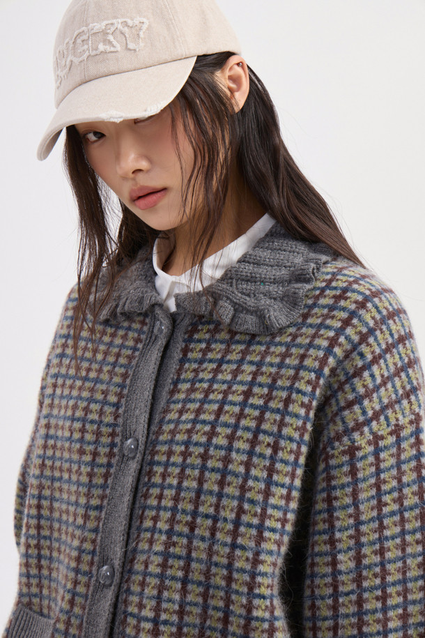 컬러드 카라 체크 니트 가디건 (멀티 컬러)은 울과 앙고라 소재 혼방으로 제작되어 부드러운 촉감과 뛰어난 보온성을 자랑합니다. 가을과 겨울 시즌, 일상에서 페미닌하고 캐주얼한 스타일을 연출하기 좋습니다. 칼라 디테일과 프릴, 금속 단추, 앞 포켓, 블루종 스타일이 돋보이며 루즈핏으로 편안하게 착용 가능합니다. 체크 패턴과 긴 소매 기장으로 세련된 분위기를 더하며, 데이트룩, 모임룩, 출근룩 등 다양한 TPO에 활용할 수 있습니다. 캐주얼, 클래식, 로맨틱 무드를 모두 아우르는 스타일을 완성해 보세요.
