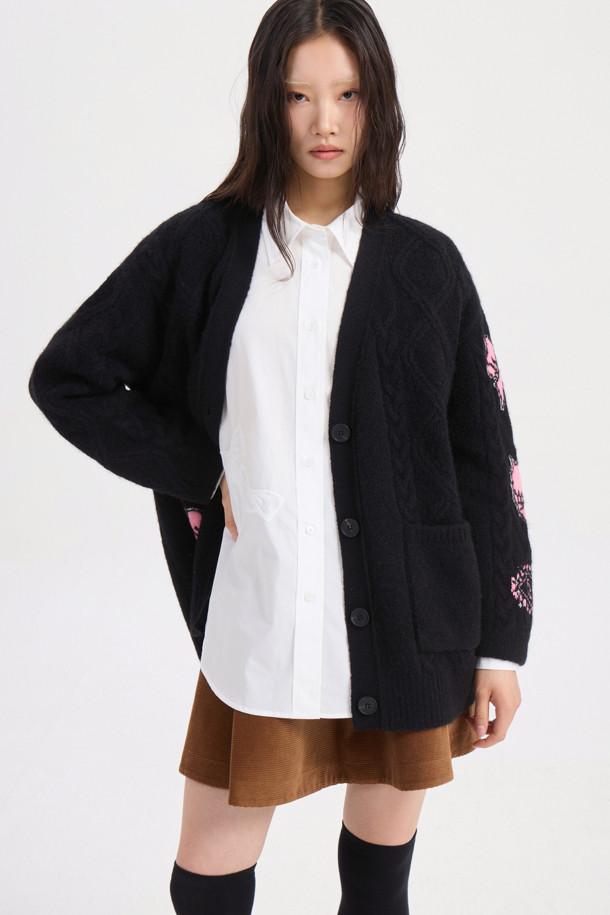 컬러 자카드 니트 가디건 (블랙)은 부드러운 울과 모헤어 혼방 소재로 제작되어 폭신한 촉감을 선사합니다. 힙 기장의 박시핏 디자인에 브이넥 라인으로 편안하면서도 세련된 스타일을 연출합니다. 긴 소매와 버튼 여밈, 포켓 디테일이 돋보이며, 배색 컬러감이 은은한 포인트를 더합니다. 가을, 겨울 시즌에 캐주얼, 클래식, 미니멀 스타일을 즐겨 입는 여성분들에게 모임룩, 출근룩으로 추천합니다. 가볍게 걸쳐 입기 좋아 간절기부터 겨울까지 폭넓게 활용 가능합니다.
