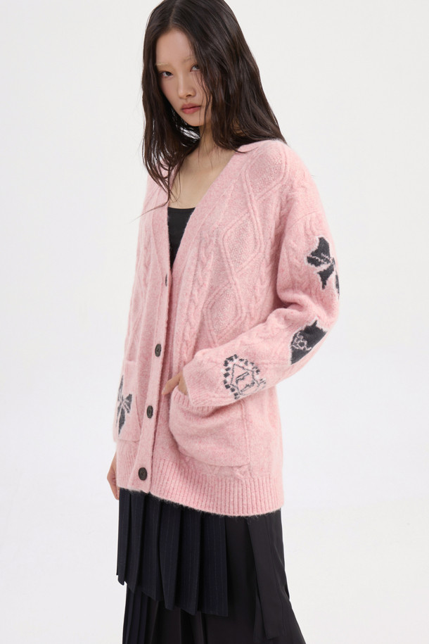 선명한 핑크 컬러의 자카드 니트 가디건입니다. 울과 모헤어 혼방 소재로 제작되어 폭신한 촉감과 뛰어난 보온성을 자랑하며, 가을과 겨울에 따뜻하게 착용하기 좋습니다. 브이넥 디자인과 힙 기장으로 여성스러운 실루엣을 연출하며, 캐주얼, 클래식, 미니멀 스타일 모두 소화 가능합니다. 데이트룩, 모임룩 등 다양한 TPO에 활용할 수 있으며, 볼륨감 있는 디자인과 여유로운 핏으로 편안하게 즐길 수 있습니다. 매트한 컬러감과 자카드 패턴이 돋보이는 매력적인 아이템입니다.

