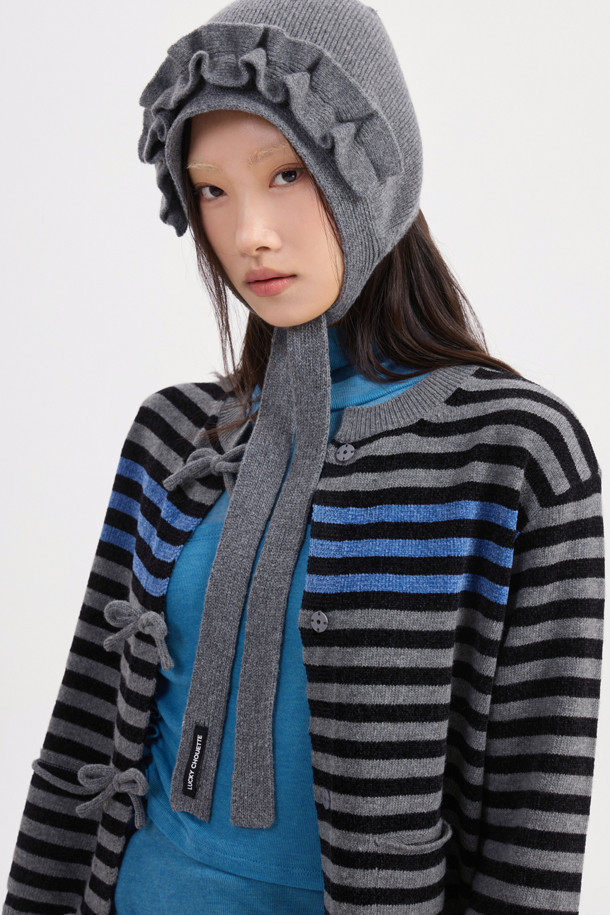 [Re-Order] 스트라이프 리본 니트 가디건은 부드러운 니트 소재로 제작되어 봄, 가을에 착용하기 좋은 여성용 가디건입니다. 라운드넥 디자인에 긴 소매 기장으로, 세미 스탠다드핏으로 편안하게 착용할 수 있습니다. 얇은 두께감과 부드러운 촉감이 특징이며, 히든 스냅 여밈과 리본 디테일이 여성스러운 분위기를 더합니다. 베이직하고 캐주얼한 스타일로, 데이트룩이나 봄 소풍룩에 활용하기 좋으며, 다양한 하의와 코디하여 미니멀, 클래식 스타일을 연출할 수 있습니다.
