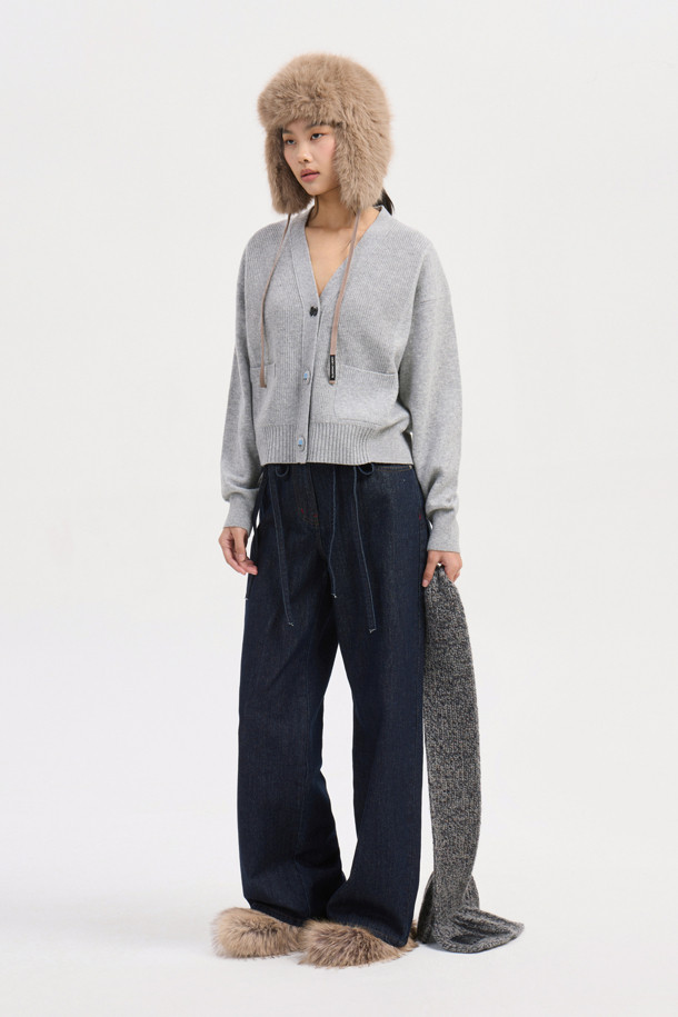 멜란지 그레이 컬러의 자수 디테일 브이넥 니트 가디건입니다. 울과 나일론 혼방 소재로 제작되어 포근하면서도 가벼운 착용감을 선사합니다. 세미 루즈핏에 크롭 기장으로, 캐주얼하고 베이직한 스타일을 연출하며, 플라워 모티브 단추와 조직감 디테일이 돋보입니다. 긴소매 디자인으로 가을, 겨울철 데이트룩이나 모임룩에 활용하기 좋으며, 레이어드 스타일링으로 다양한 분위기를 연출할 수 있습니다.
