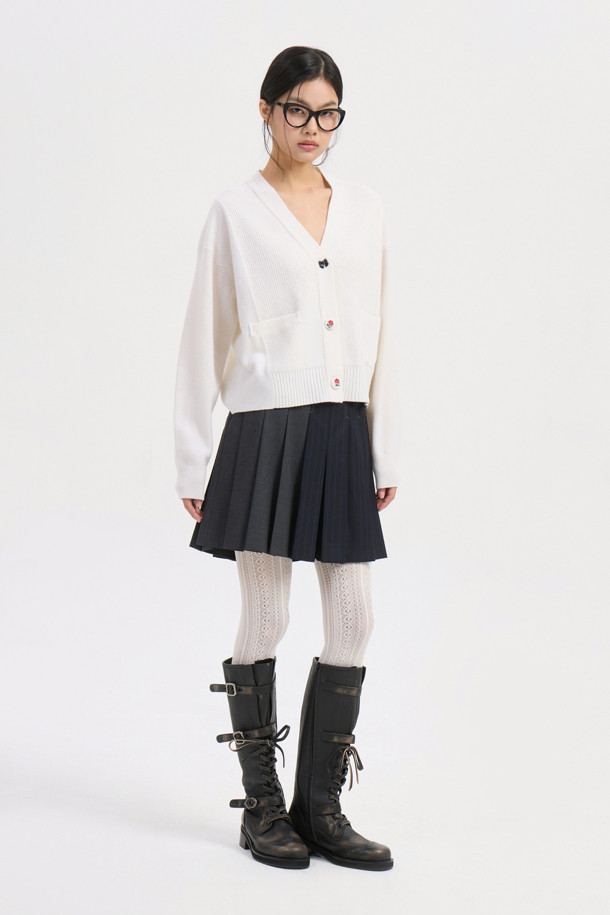 아이보리 컬러의 자수 디테일 브이넥 니트 가디건입니다. 울과 나일론 혼방 소재로 제작되어 포근함과 가벼운 촉감을 선사하며, 가을, 겨울 시즌에 안성맞춤입니다. 세미 루즈핏으로 편안하게 착용 가능하며, 플라워 모티브 단추와 좌우 포켓 디자인, 소매/등판/앞판의 서로 다른 조직감이 돋보입니다. 브이넥 라인으로 다양한 이너와 레이어드하여 데이트룩, 모임룩, 클래식, 미니멀, 캐주얼 스타일 모두 연출할 수 있습니다.
