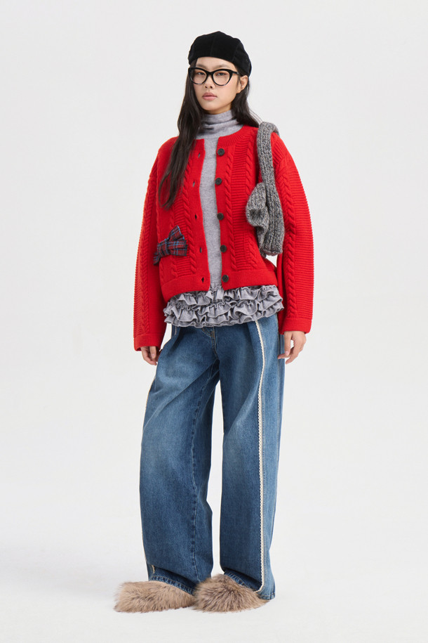 [Re-Order] 체크 리본 라운드 넥 니트 가디건 (레드)는 포근한 울 소재로 제작되어 가을, 겨울 시즌에 따뜻하게 착용하기 좋은 여성 니트 가디건입니다. 체크 패턴과 리본 장식이 걸리시한 무드를 더하며, 라운드 넥과 긴 소매 디자인으로 부드러운 촉감을 선사합니다. 넉넉한 루즈핏과 코쿠닝 실루엣으로 편안함을 강조하며, 데이트룩, 모임룩 등 다양한 TPO에 캐주얼, 클래식, 걸리시 스타일로 연출하기 좋습니다. 두꺼운 두께감의 케이블 조직 니트로 제작되어 따뜻함과 스타일을 동시에 잡았습니다.
