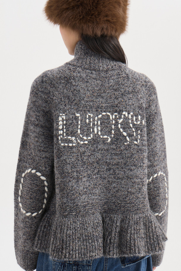 세련된 자수 디테일이 돋보이는 "자수 포인트 집업 니트 가디건 (그레이)"입니다. 부드러운 니트 소재와 두꺼운 두께감으로 따뜻하고 포근한 착용감을 선사하며, 래글런 소매와 페플럼 디자인으로 여성스러운 실루엣을 연출합니다. 하이넥 디자인과 금속 지퍼, 밑단 러플, 로고 자수, 핸드메이드 자수 등 섬세한 디테일들이 유니크한 스타일을 완성합니다. 캐주얼, 클래식, 미니멀 스타일 모두 소화 가능하며 모임룩으로도 활용하기 좋습니다. 쌀쌀한 가을, 겨울 시즌에 폭넓게 활용할 수 있는 실용적인 아이템입니다.
