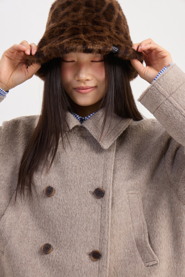 럭키슈에뜨의 Chouetties (슈에티스) 하프 더블 코트는 멜란지 베이지 컬러의 여성용 코트입니다. 캐주얼한 스타일로, 가을과 겨울에 착용하기 좋으며, 루즈핏으로 편안함을 더했습니다. 울 소재에 두꺼운 두께감으로 따뜻함을 유지하며, 안감이 있어 착용감을 높였습니다. 더블 버튼 여밈 방식과 4개의 포켓, 긴 소매 디자인이 특징이며, 출근룩, 클래식, 미니멀, 캐주얼 스타일을 연출하기 좋습니다.
