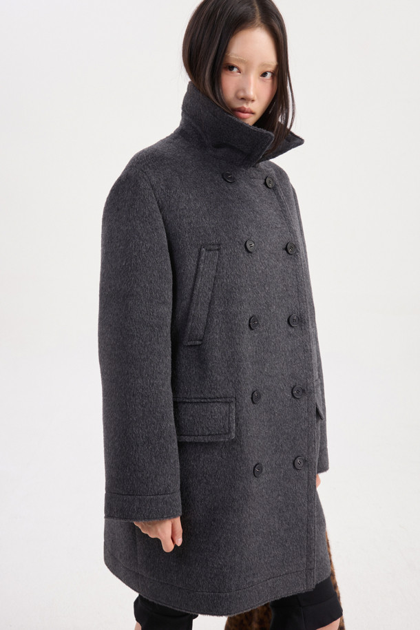 LUCKY CHOUETTE (럭키슈에뜨)의 Chouetties Half Double Coat (슈에티스 하프 더블 코트)는 멜란지 그레이 컬러의 여성용 코트입니다. 캐주얼 및 베이직 스타일로, 가을과 겨울에 착용하기 좋은 두꺼운 울 소재의 하프 기장 더블 코트입니다. 루즈핏으로 편안하게 착용 가능하며, 4개의 포켓과 안감이 있어 실용성을 더했습니다. 출근룩, 모임룩, 데이트룩 등 다양한 TPO에 활용할 수 있으며, 클래식, 미니멀, 캐주얼 스타일을 연출하기 좋습니다. 부드러운 촉감과 긴 소매 기장이 특징입니다.
