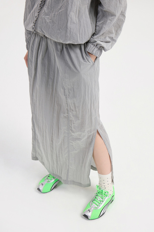 럭키슈에뜨(LUCKY CHOUETTE)의 Chouetties 허리 스트링 롱 스커트(실버)입니다. 부드러운 나일론 소재로 제작되어 편안한 착용감을 선사하며, 사계절 내내 활용 가능한 아이템입니다. H라인 루즈핏에 허리 밴딩과 스트링 디테일이 더해져 캐주얼하면서도 우아한 분위기를 연출합니다. 뒷면 포켓과 레터링 자수 포인트로 밋밋함을 덜었으며, 데이트룩, 쇼핑룩 등 다양한 TPO에 맞춰 미니멀, 클래식 스타일을 완성할 수 있습니다. 실버 컬러의 얇은 두께로 시원하고 세련된 느낌을 줍니다.
