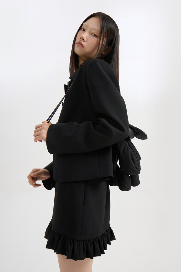 럭키슈에뜨(LUCKY CHOUETTE)의 프릴 헴 미니 스커트(black)입니다. 캐주얼한 무드의 블랙 미니스커트로, H라인 핏과 로우라이즈 디자인이 특징입니다. 폴리에스테르 소재로 제작되어 사계절 내내 편안하게 착용할 수 있으며, 프릴 밑단 디테일이 여성스러운 포인트를 더합니다. 사이드 지퍼로 간편하게 여닫을 수 있으며, 데이트룩, 쇼핑룩 등 다양한 TPO에 활용 가능합니다. 레이어드 스타일링을 통해 미니멀, 클래식 룩을 연출할 수 있습니다.
