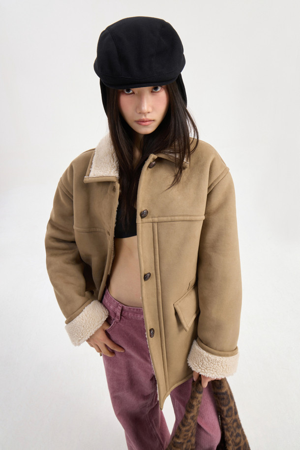 럭키슈에뜨 Chouetties (쇼티스) Fake Mustang (베이지)는 여성스러운 캐주얼 스타일을 연출하는 무스탕입니다. 스웨이드와 덤블 소재의 조화로 포근하고 부드러운 촉감을 선사하며, 두꺼운 두께감으로 따뜻하게 착용할 수 있습니다. 넉넉한 루즈핏과 스탠다드핏 디자인으로 편안한 착용감을 제공하며, 하프 기장으로 다양한 하의와 매치하기 좋습니다. 아웃포켓 디테일과 로고 엠보 포인트가 디자인의 포인트를 더하며, 가을과 겨울 시즌 데일리룩에 활용하기 좋습니다. 베이지 컬러는 미니멀하고 클래식한 분위기를 연출합니다.
