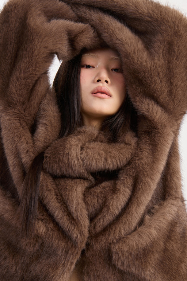 럭키슈에뜨의 슈에티스 페이크 퍼 재킷(브라운)은 출근룩, 오피스룩, 비즈니스 캐주얼에 어울리는 아이템입니다. 클래식, 미니멀, 시크한 스타일을 연출하기에 적합하며, 부드러운 페이크 퍼 소재가 고급스러운 분위기를 더합니다. 브라운 컬러는 따뜻하고 세련된 느낌을 주어 다양한 옷차림에 코디하기 좋습니다. 럭키슈에뜨만의 감각적인 디자인으로, 겨울철 스타일링에 포인트를 더해보세요. 페이크 퍼 재킷으로 시크하고 따뜻한 겨울을 완성하세요.
