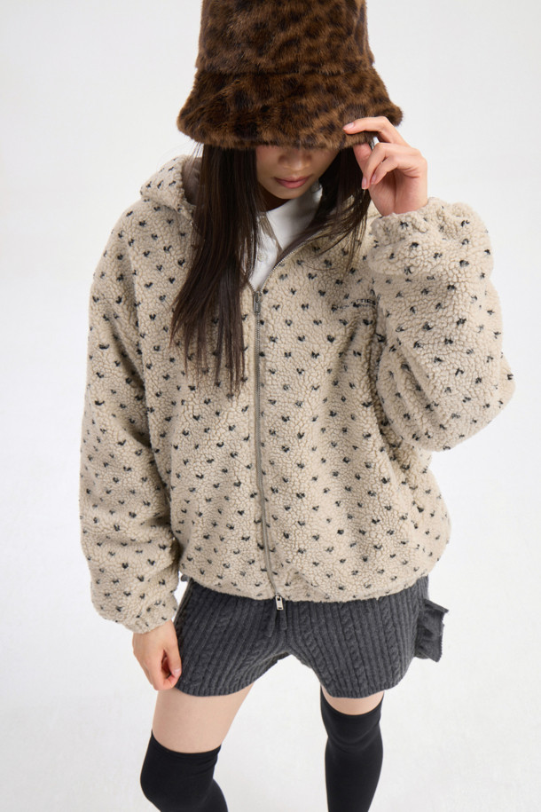 Chouetties by LUCKY CHOUETTE(슈에뜨 바이 럭키슈에뜨)의 페이크 퍼 후드 점퍼(베이지)입니다. 부드러운 플리스와 페이크 퍼 소재로 제작되어 포근하고 따뜻한 착용감을 선사하며, 겨울철은 물론 가을에도 활용하기 좋습니다. 캐주얼, 미니멀, 고프코어 스타일을 아우르는 디자인으로 캠핑룩, 산책룩 등 다양한 TPO에 매치하기 용이합니다. 도트와 하트 패턴이 사랑스러운 분위기를 더하고, 오버핏 실루엣과 후드 디자인으로 편안하면서도 스타일리시하게 연출할 수 있습니다. 투웨이 지퍼, 소매단 및 밑단 밴딩, 레터링 자수, 솔리드 안감 등의 디테일이 돋보이는 두꺼운 두께감의 긴소매 점퍼입니다.
